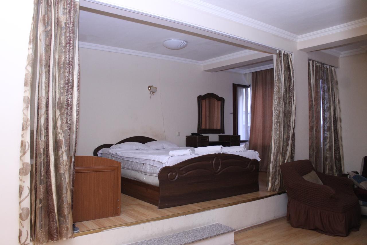 Hotel Hayat Batoemi Buitenkant foto